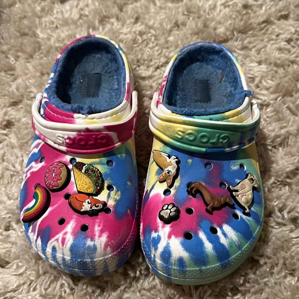 Kids crocs fuzzy lined.